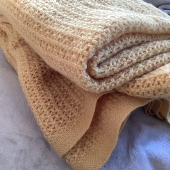 VINTAGE MUTED YELLOW/BEIGE PURE SCOTLAND WOOL SATIN TRIM BLANKET - Picture 7 of 12